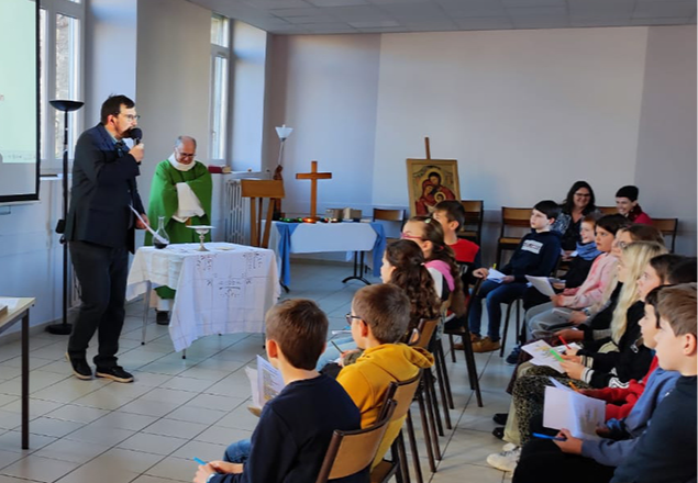 Groupe d'enfants au caté pour préparer la première communion